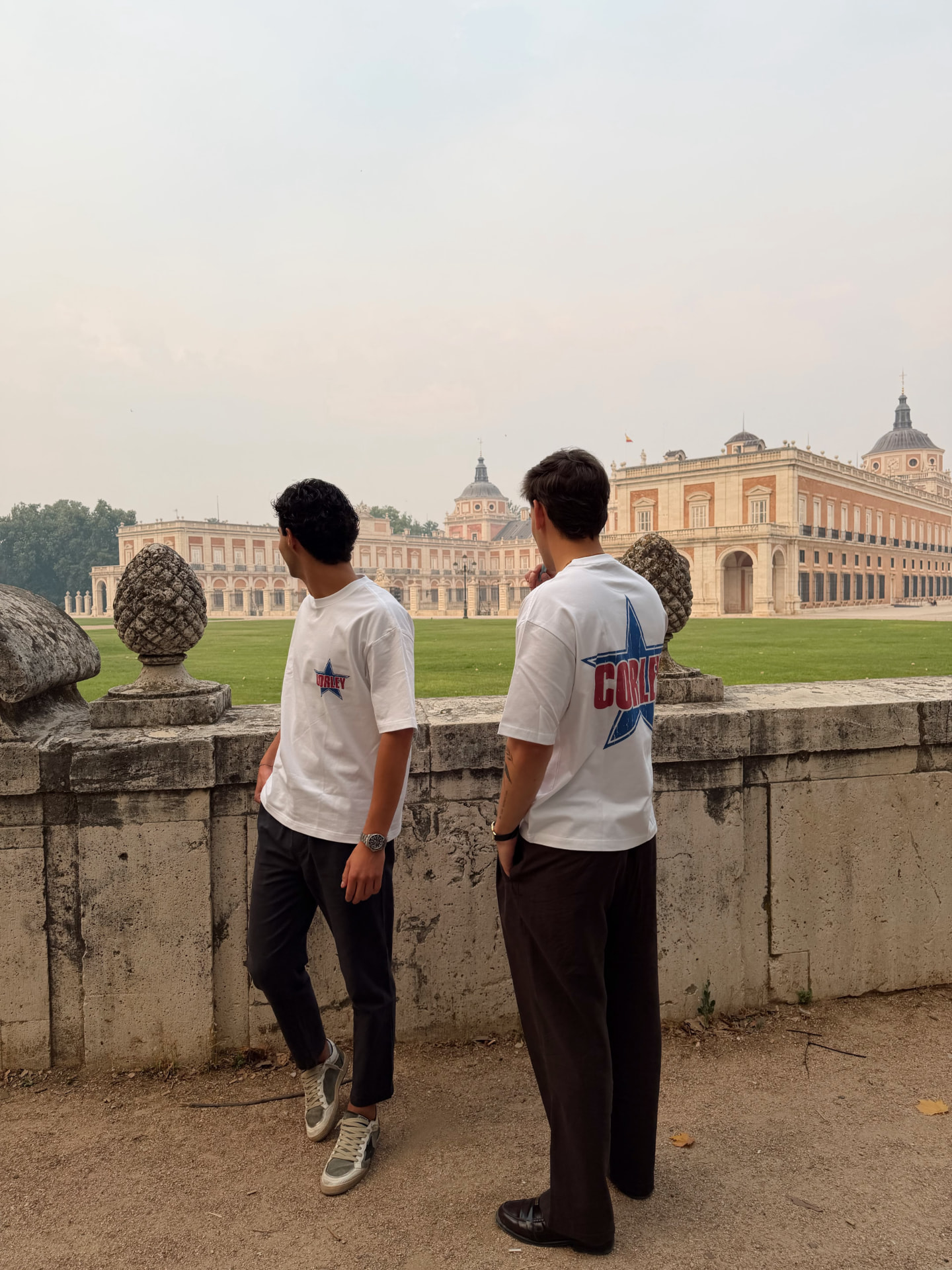 Amigos vistiendo la American Tee de Corley en Aranjuez