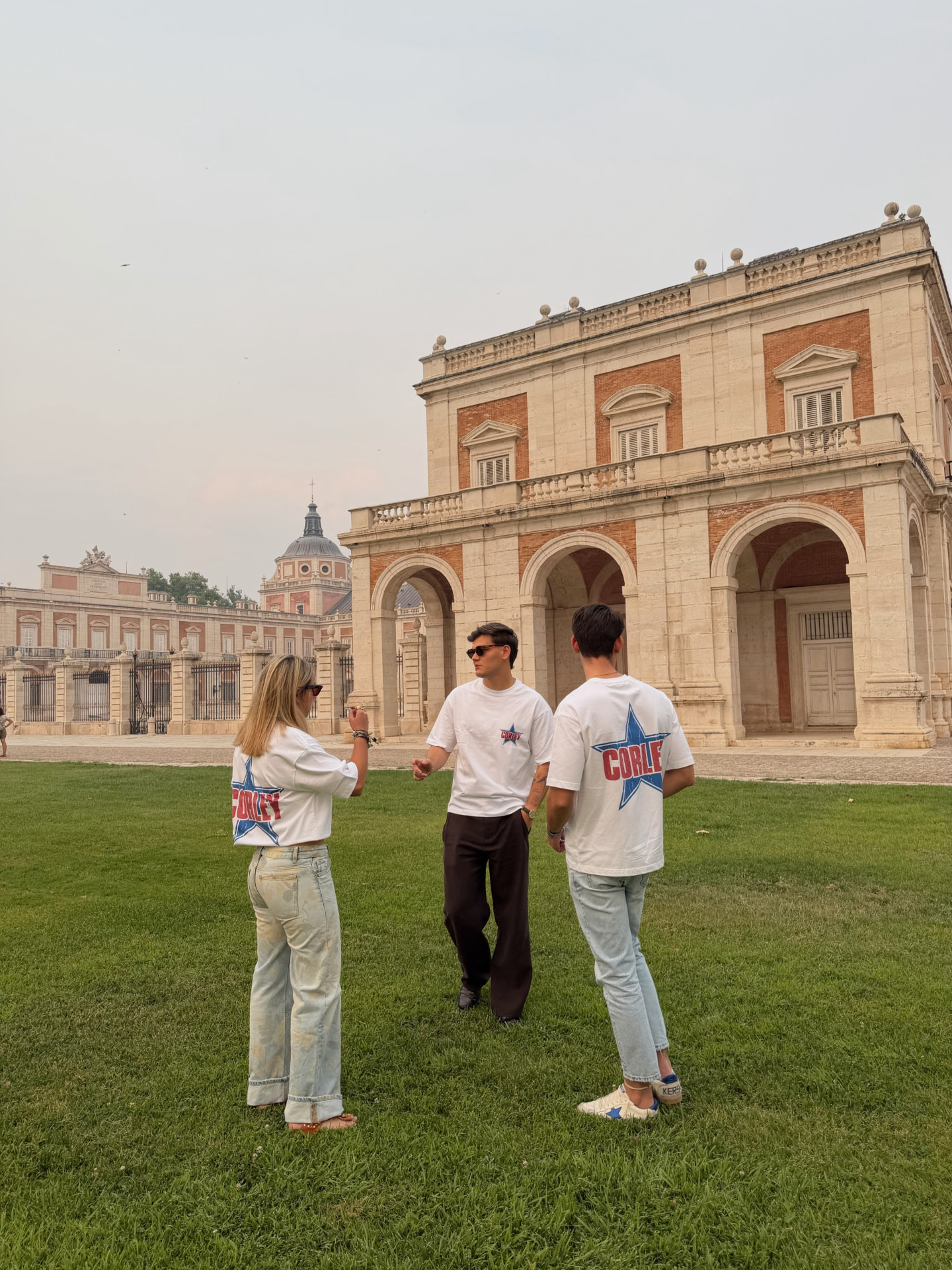 Amigos vistiendo la American Tee de Corley en Aranjuez